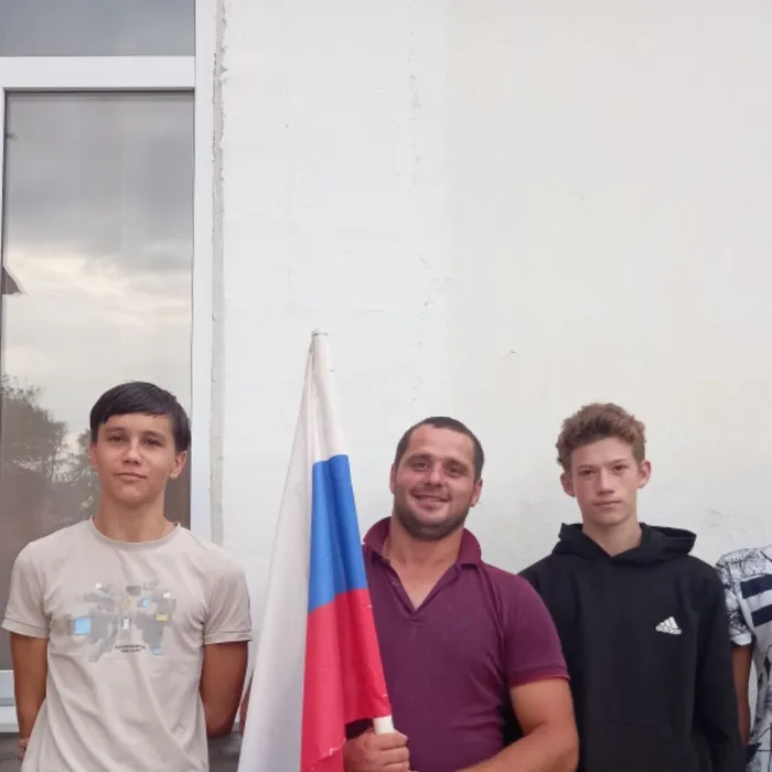 Гордо реет флаг России!