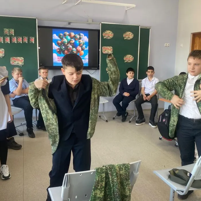 Служит в армии солдат