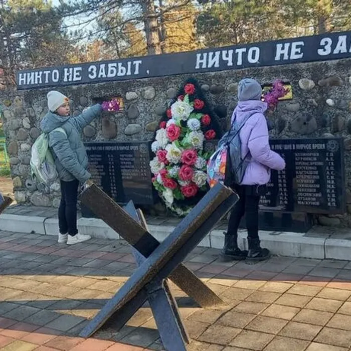 Живут герои в памяти народа