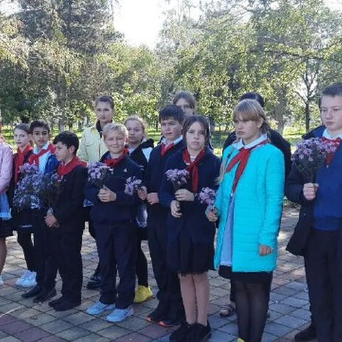 Склоняет Родина знамёна, в честь подвига славных сынов