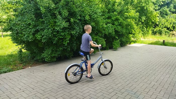 Подросток и велосипед (2)